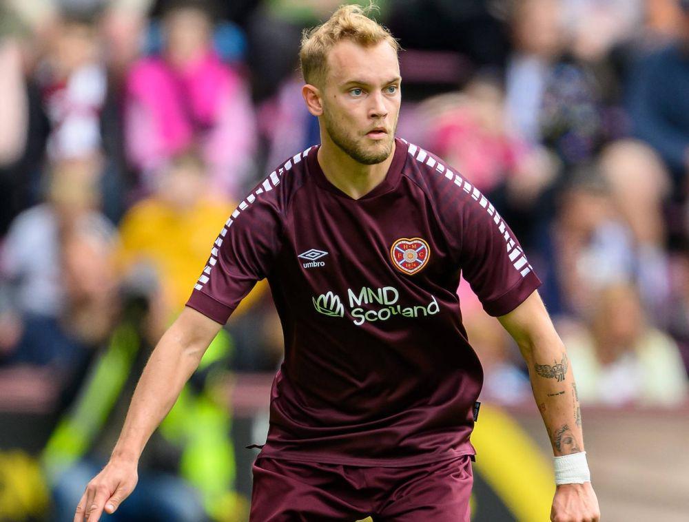 Nathaniel Atkinson saat memperkuat Heart. (instagram.com/socceroos)