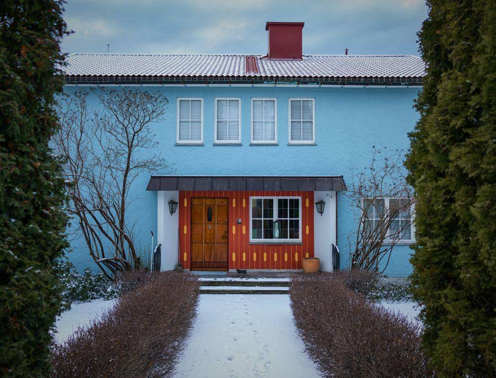 Kombinasi cat biru muda untuk desain rumah (unsplash.com/Vidar Nordli-Mathisen)