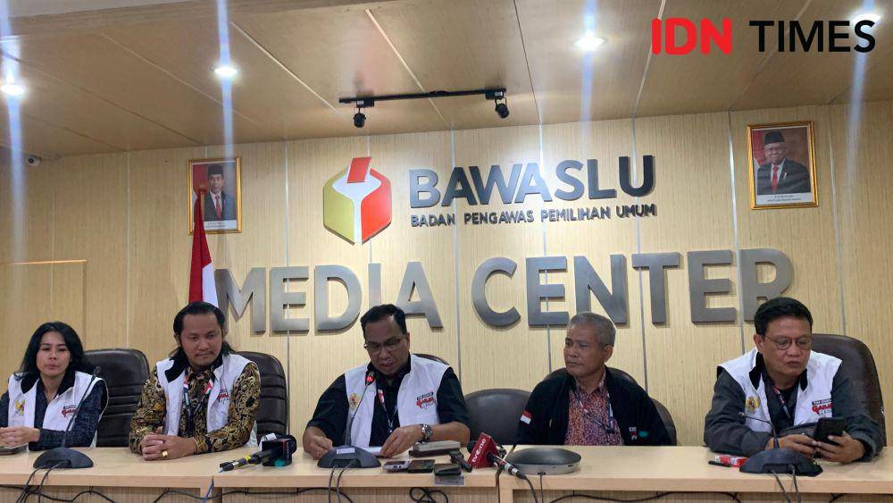 TPN Ganjar-Mahfud melaporkan dugaan pelanggaran netralitas ASN yang terafiliasi sebagai pendukung Prabowo-Gibran ke Bawaslu RI (IDN Times/Yosafat Diva Bayu Wisesa)