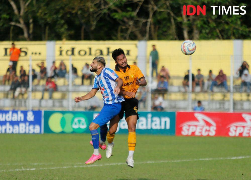 Duel PSDS kontra PSPS di Stadion Baharoeddin Siregar, Deli Serdang, Selasa (16/1/2024) (IDN Times/Doni Hermawan)