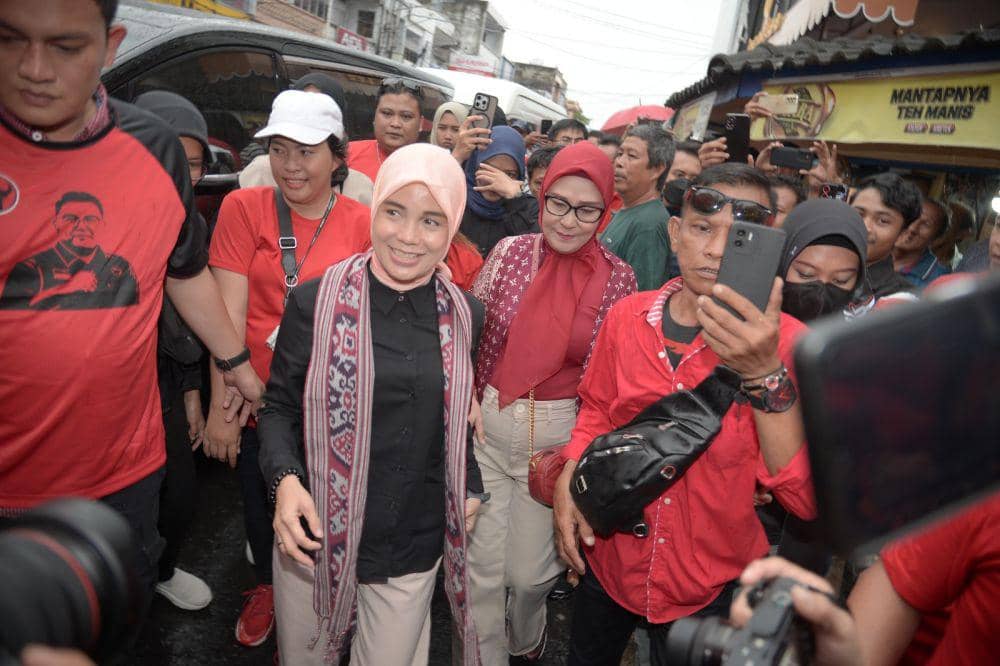 Istri Ganjar Pranowo, Siti Atikoh Suprianti, tiba di Jalan Roda (Jarod), Manado, Sulawesi Utara, Selasa (16/1/2024). IDNTimes/Ungke Pepotoh/bt
