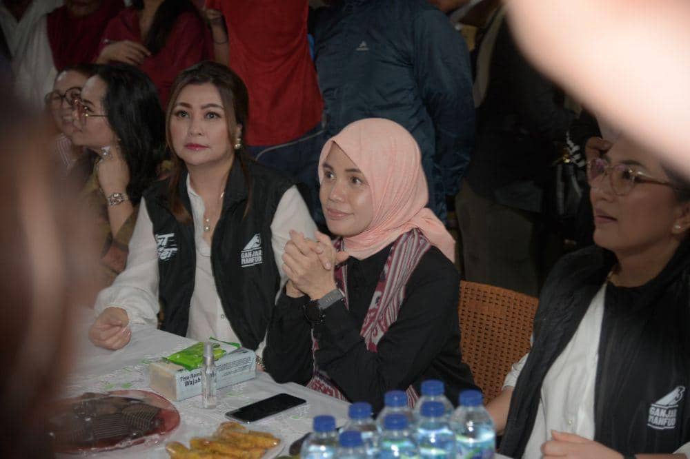 Istri Ganjar Pranowo, Siti Atikoh Suprianti, saat kampanye di Jalan Roda (Jarod), Manado, Sulawesi Utara, Selasa (16/1/2024). IDNTimes/Ungke Pepotoh/bt