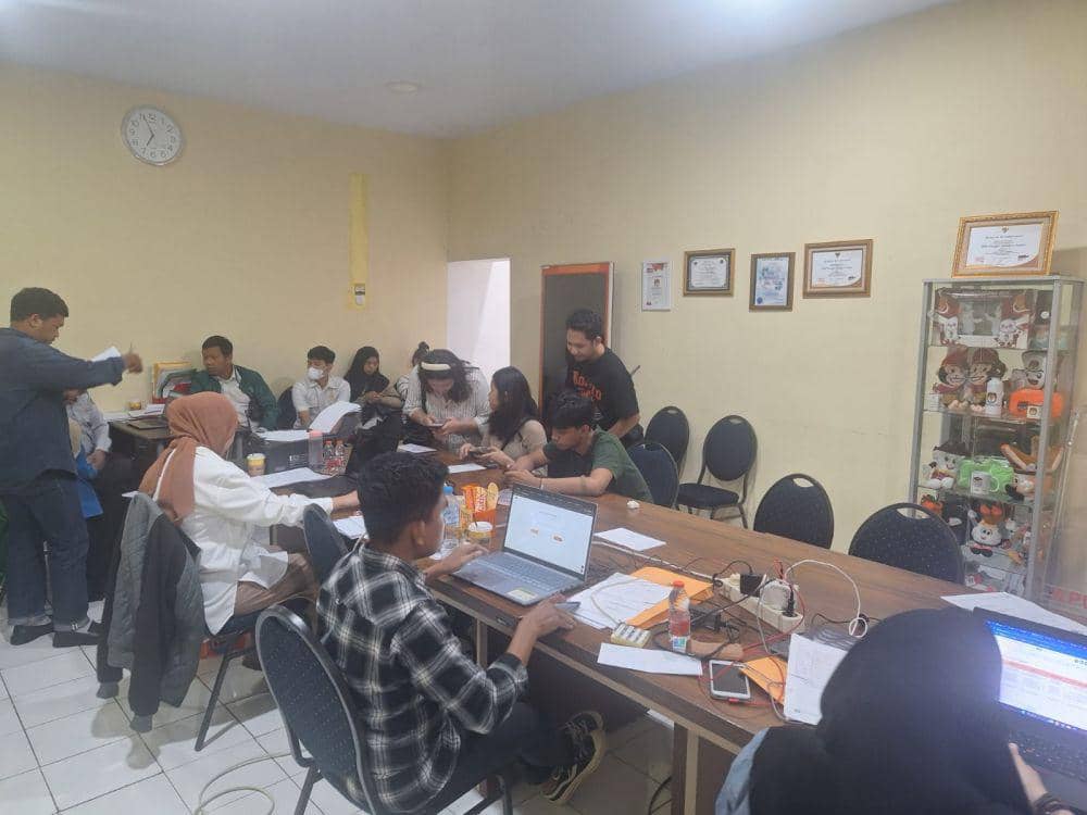 Petugas KPU Sulawesi Selatan (Sulsel) memeriksa berkas permohonan pindah memilih, Selasa (16/1/2024)/Istimewa
