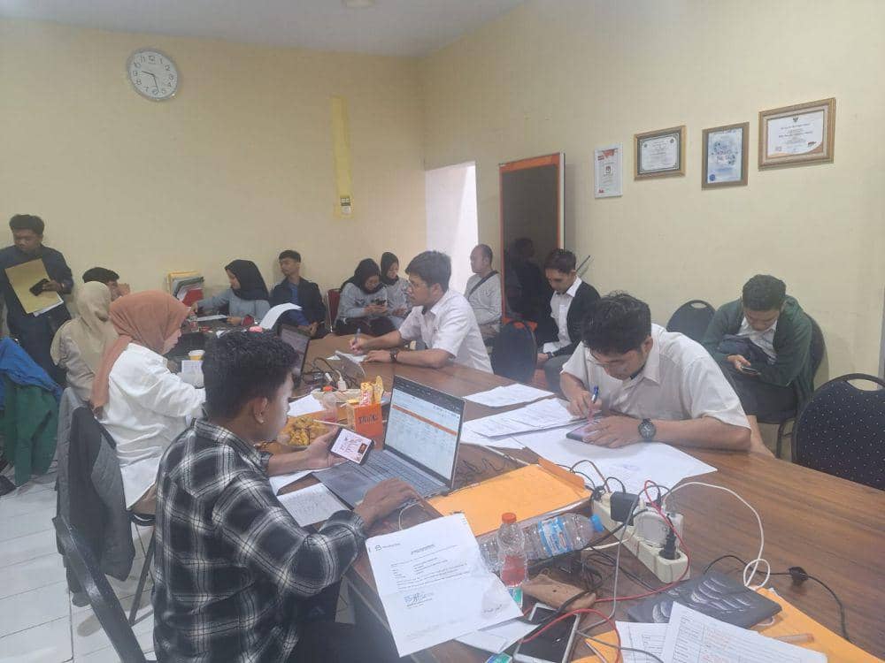 Petugas KPU Sulawesi Selatan (Sulsel) memeriksa berkas permohonan pindah memilih, Selasa (16/1/2024)/Istimewa