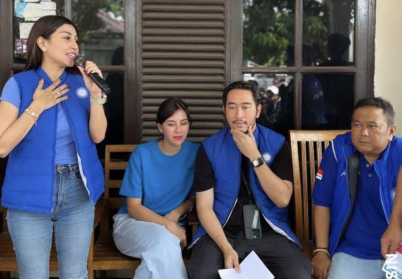 7 Potret Syahnaz Sadiqah Dampingi Jeje Blusukan, Bagi-bagi Baju!