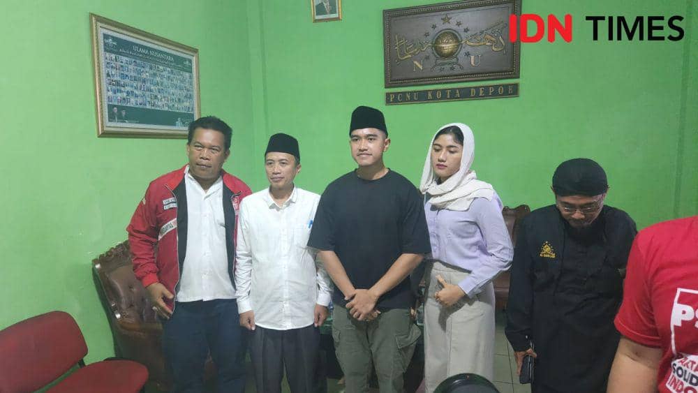 Ketum PSI, Kaesang Pangarep menyempatkan diri foto bersama dengan kader PSI dan PCNU Kota Depok. (IDNTimes/Dicky)