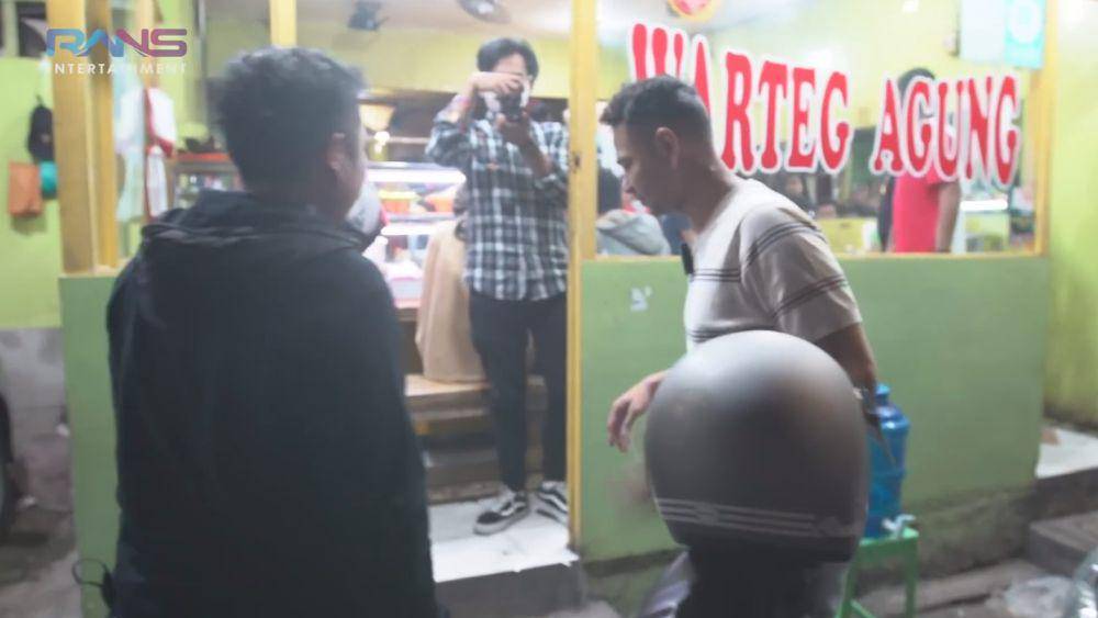 Raffi Ahmad makan di warteg (YouTube.com/Rans Entertainment)