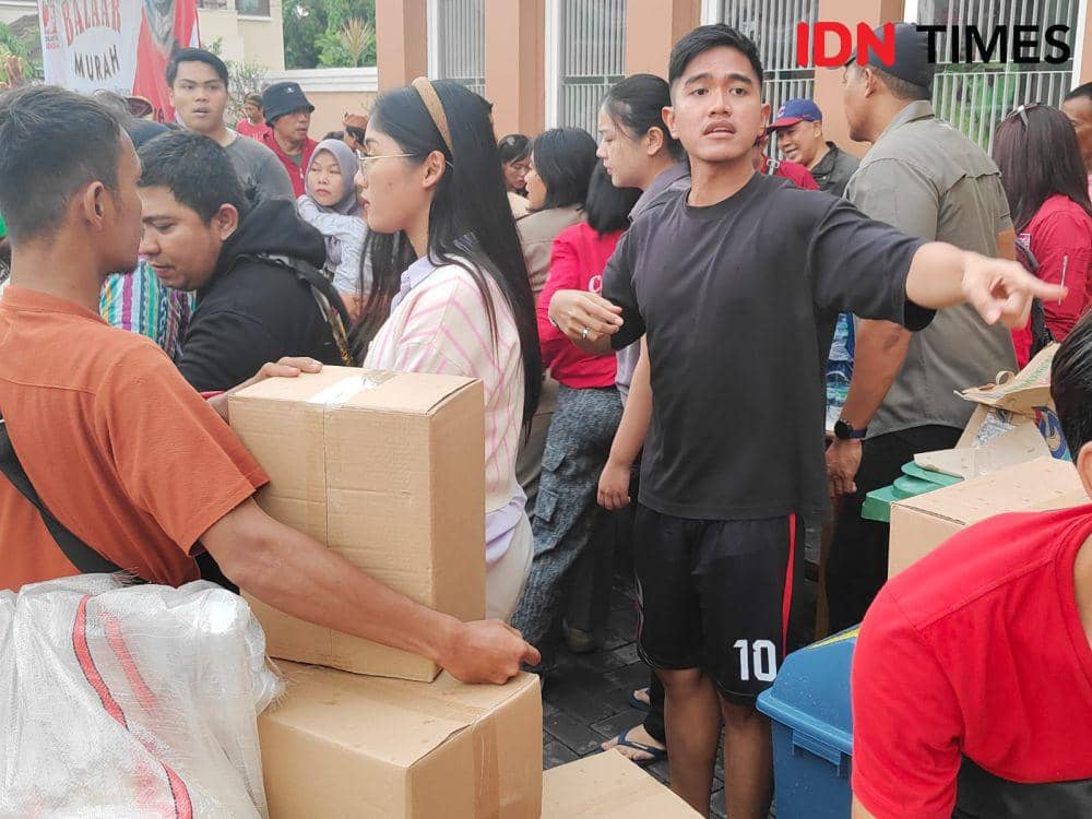 Pakai Celana Kolor, Kaesang Bagikan Sembako Murah di Bekasi