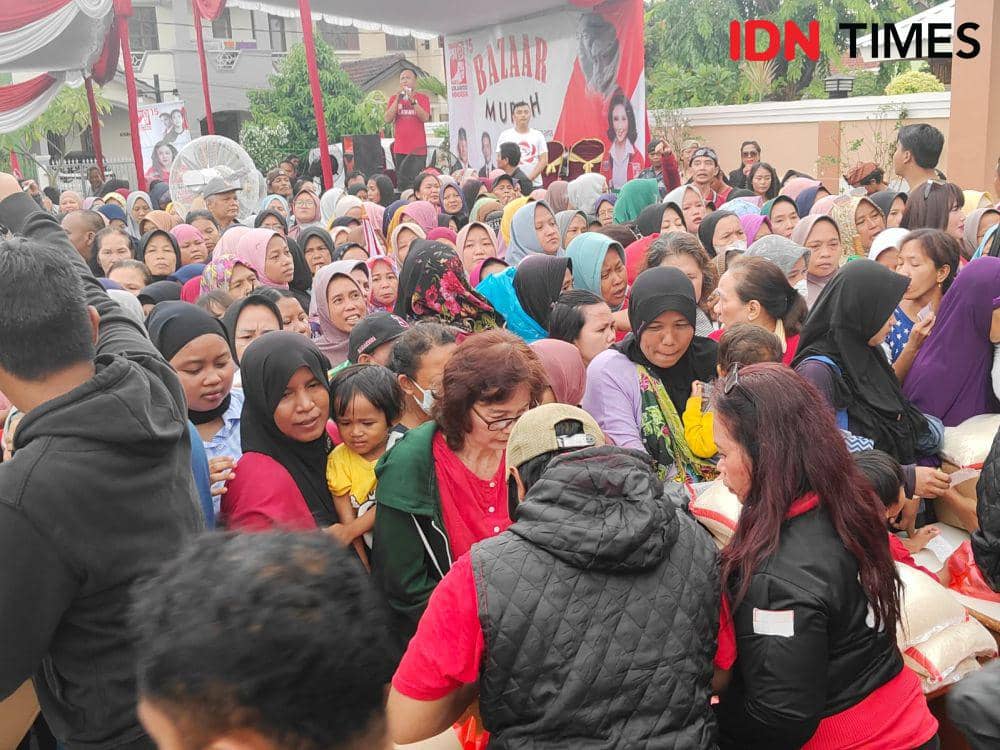 PSI membagikan sembako murah di Bekasi. (IDN Times/Imam Faishal)