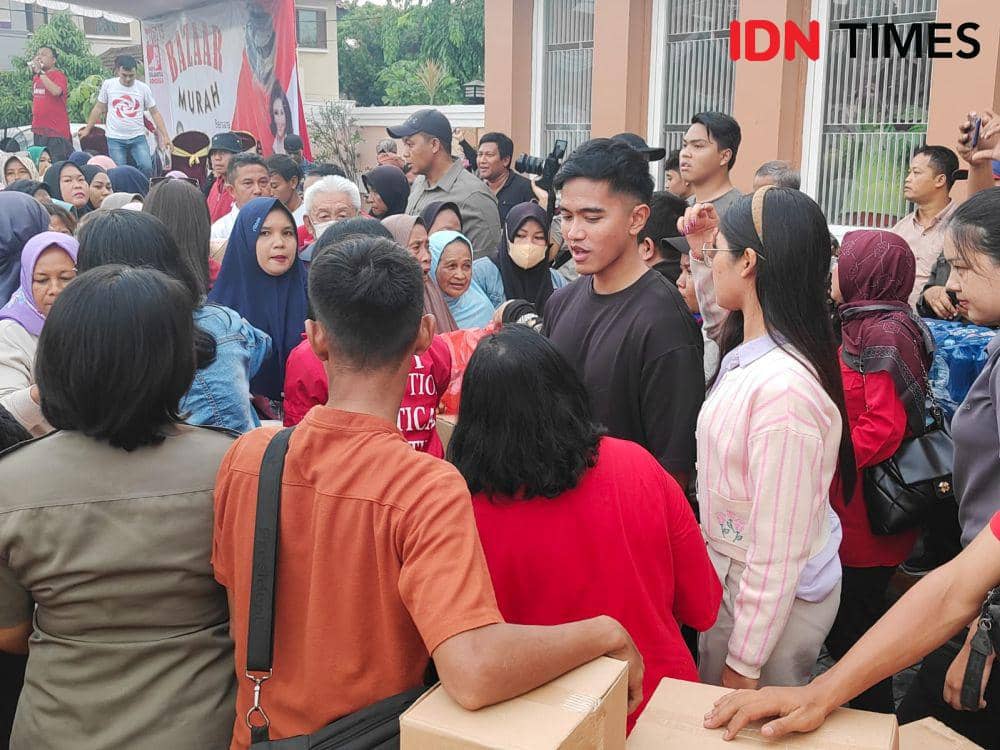 Ketum PSI, Kaesang Pangarep saat membagikan sembako murah di Bekasi. (IDN Times/Imam Faishal)