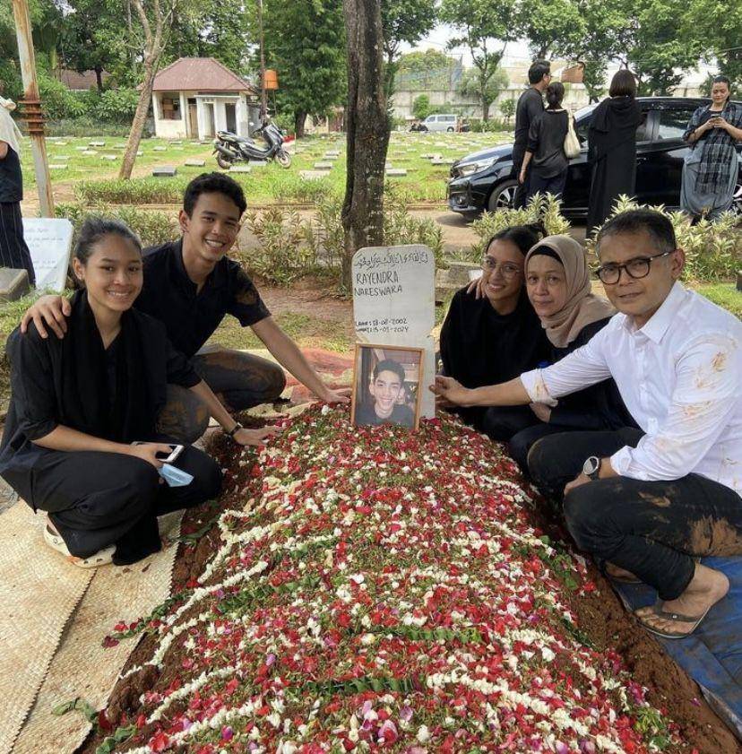 potret Kaneishia Yusuf di pemakaman kekasihnya (Instagram.com/kaneishiayusuf05)