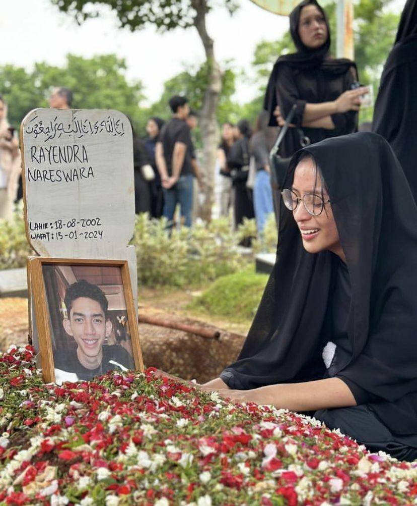 potret Kaneishia Yusuf di pemakaman kekasihnya (Instagram.com/kaneishiayusuf05)