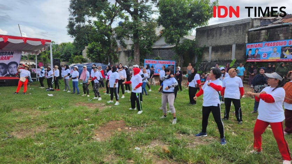 Sejumlah warga mengikuti senam pagi sambil menunggu kedatangan Ketum PSI, Kaesang Pangarep di lapangan terbuka wilayah Meruyung, Limo, Kota Depok. (IDNTimes/Dicky)