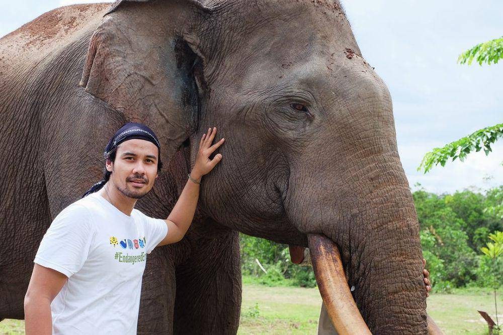 Chicco Jerikho memposting fotonya bersama gajah Rahman saat masih hidup di Instagramnya (IDN Times/ IG chicco.jerikho)