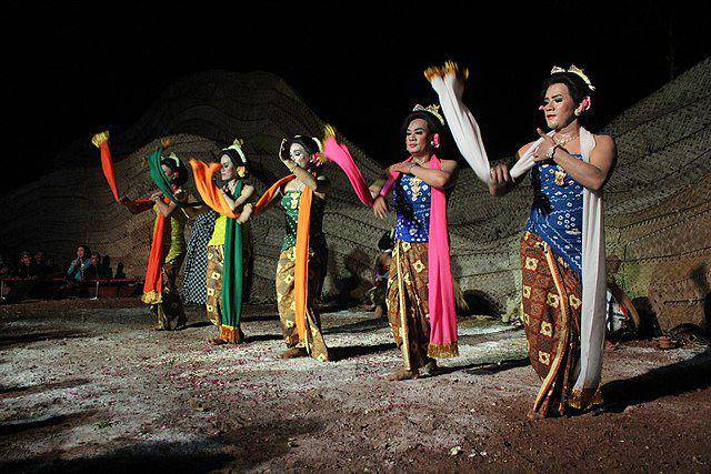 Penari Lengger Banyumasan (commons.wikimedia.org/Riza Arif Nur Saputra)