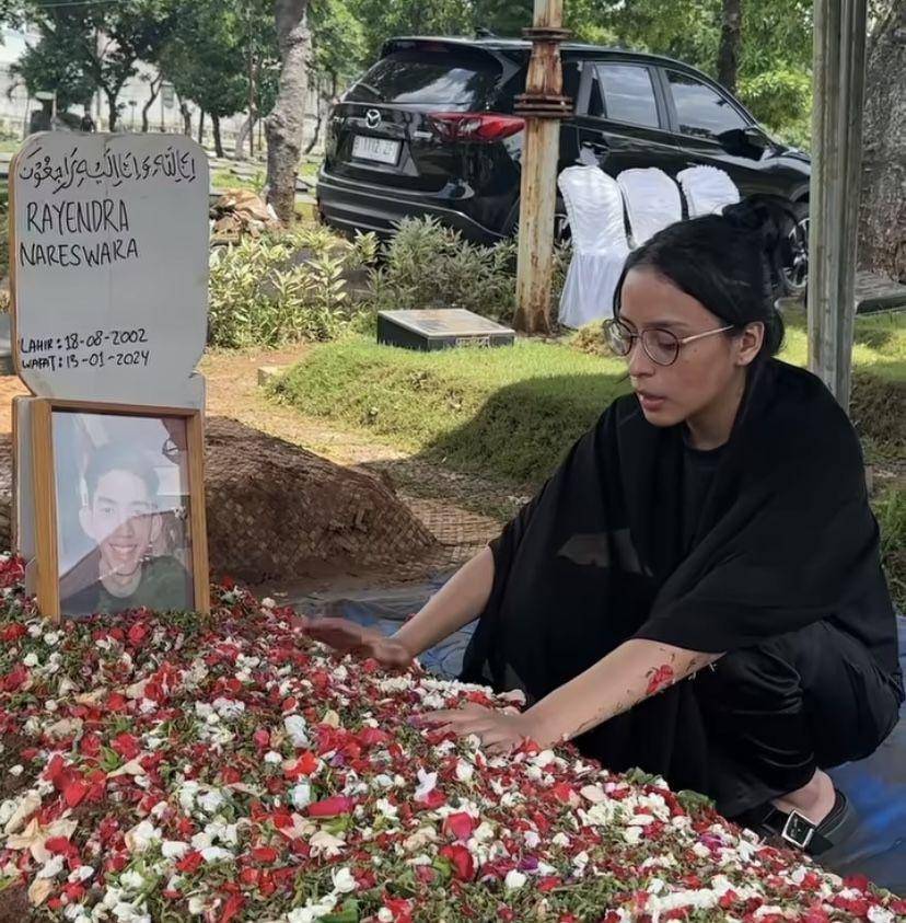potret Kaneishia Yusuf di pemakaman kekasihnya (Instagram.com/kaneishiayusuf05)