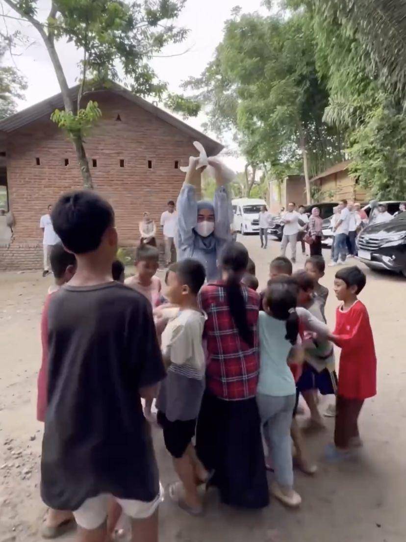 potret Ria Ricis lakukan aksi sosial (Instagram.com/riaricis1795)