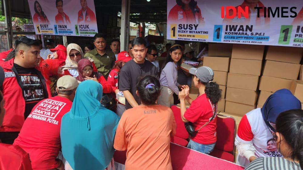 Ketum PSI, Kaesang Pangarep memberikan tembus murah paket sembako di wilayah Krukut, Limo, Kota Depok. (IDNTimes/Dicky)