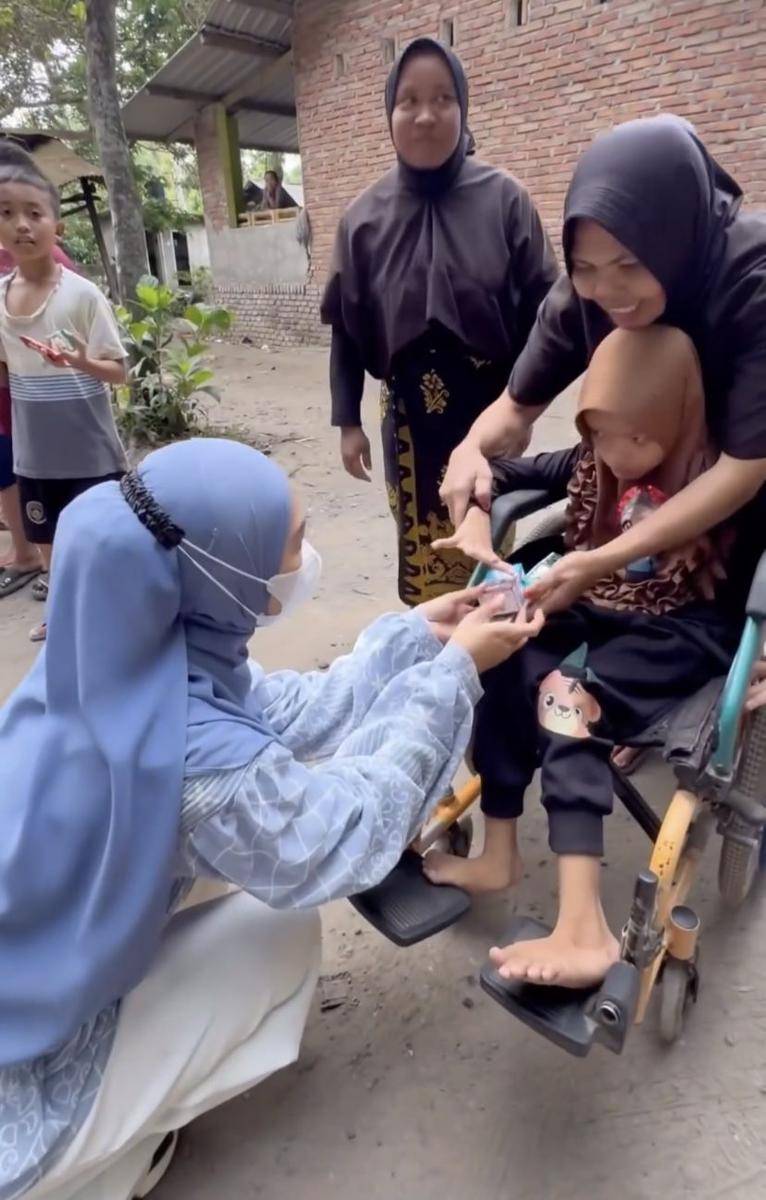 potret Ria Ricis lakukan aksi sosial (Instagram.com/riaricis1795)