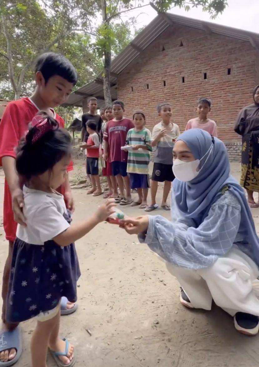 potret Ria Ricis lakukan aksi sosial (Instagram.com/riaricis1795)