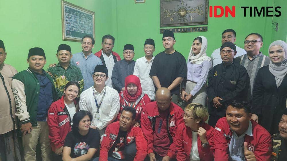 Pengurus PCNU menyempatkan foto bersama dengan Ketum PSI, Kaesang Pangarep usai bersilahturahmi di kantor PCNU Kota Depok. (IDNTimes/Dicky)