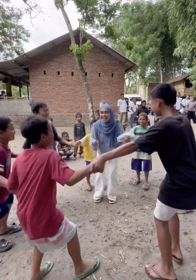 potret Ria Ricis lakukan aksi sosial (Instagram.com/riaricis1795)