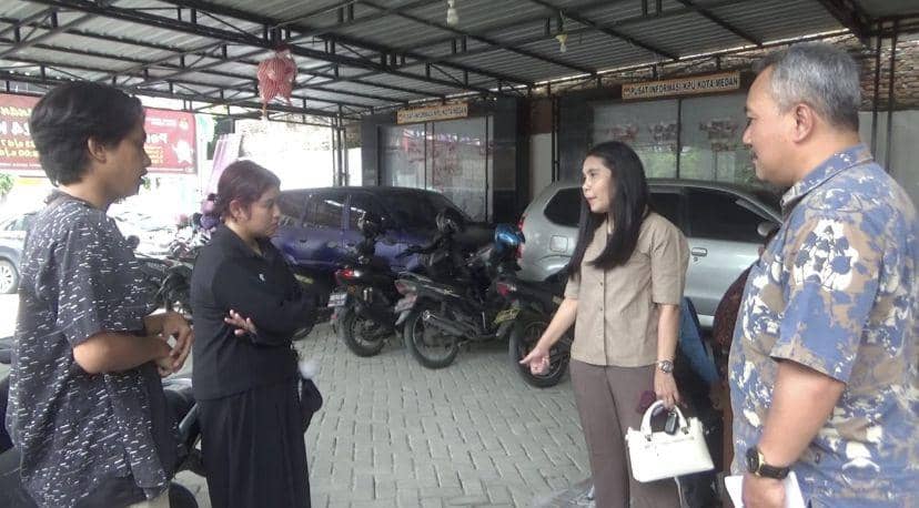 Mahasiswa datang ke kantor KPU Medan untuk mengurus pemindahan memilih (Dok. Dodi for IDN Times)