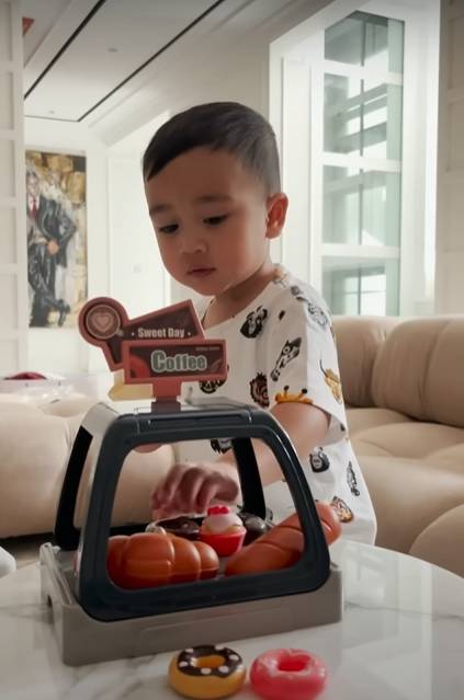 potret Cipung nongkrong sambil ngopi (YouTube.com/Rans Entertainment)