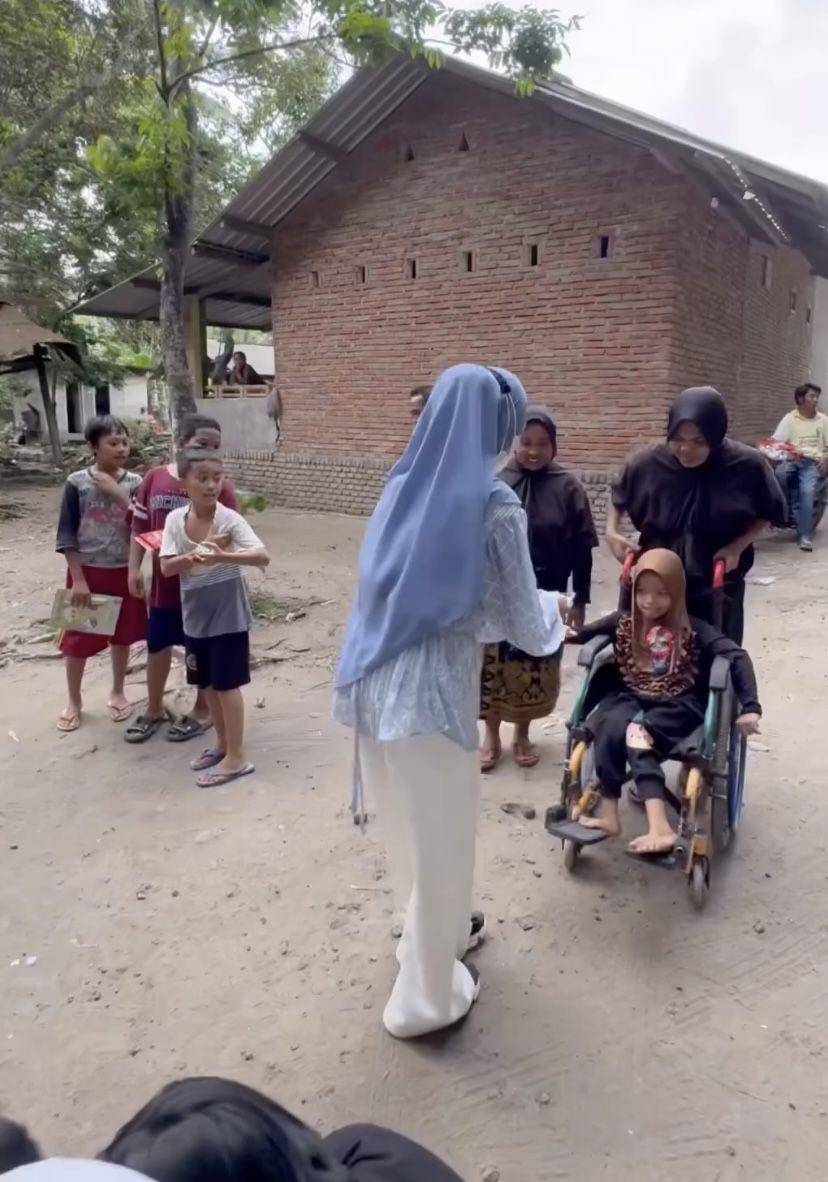 potret Ria Ricis lakukan aksi sosial (Instagram.com/riaricis1795)