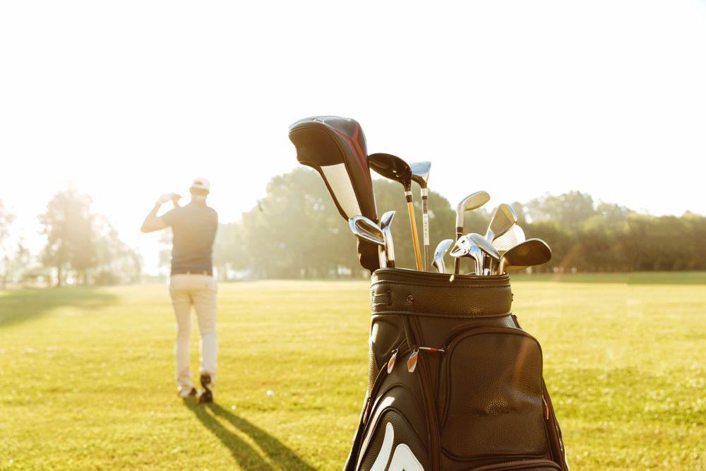 ilustrasi stick golf yang disimpan dalam tas (freepik.com/drobotdean)