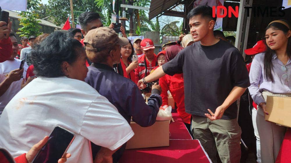 Bagi-Bagi Paket Sembako Murah, Kaesang Diserbu Emak-Emak di Depok