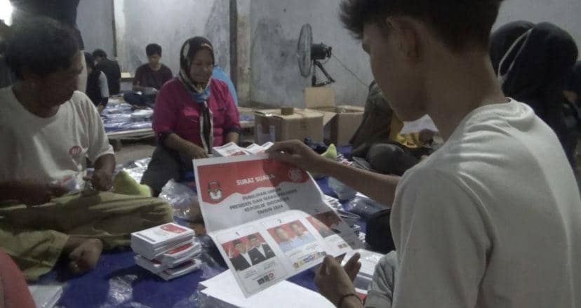 KPU Medan kebut penyortiran dan pelipatan suara di gedung logistik (Dok. Dodi for IDN Times)