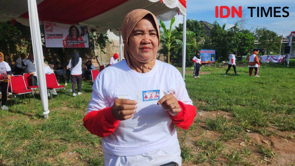 Salah seorang warga memperlihatkan kupon tebus murah paket sembako yang digelar PSI di wilayah Meruyung, Limo, Kota Depok. (IDNTimes/Dicky)