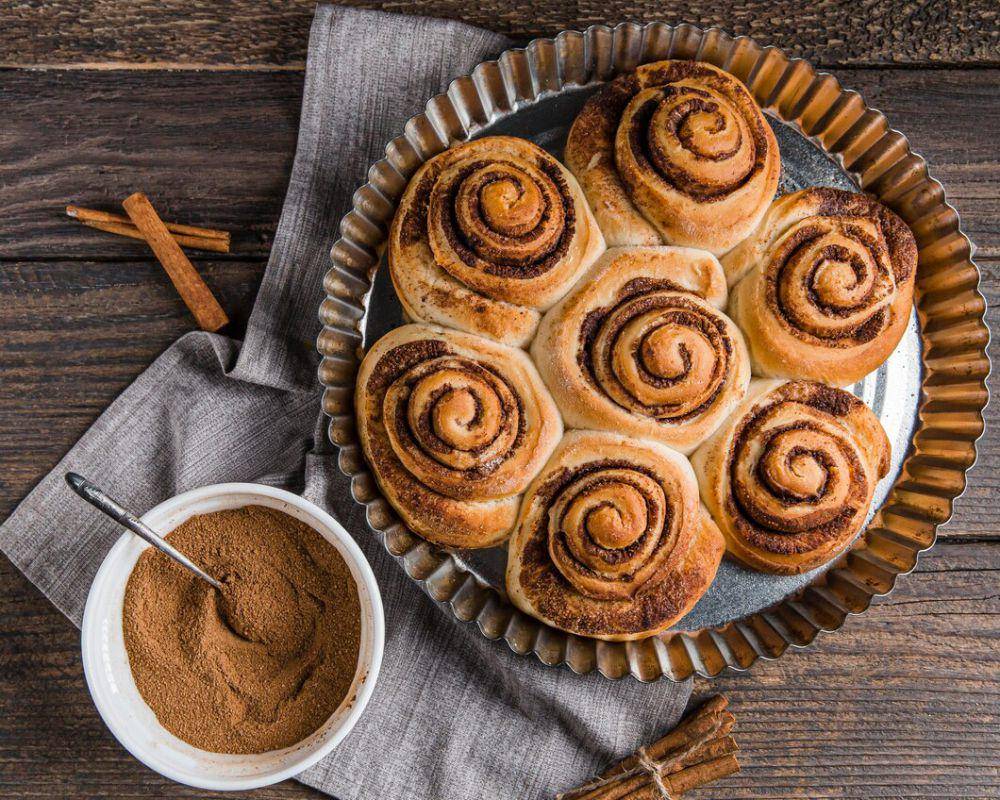cinnamon roll dalam loyang pie (freepik.com/freepik)