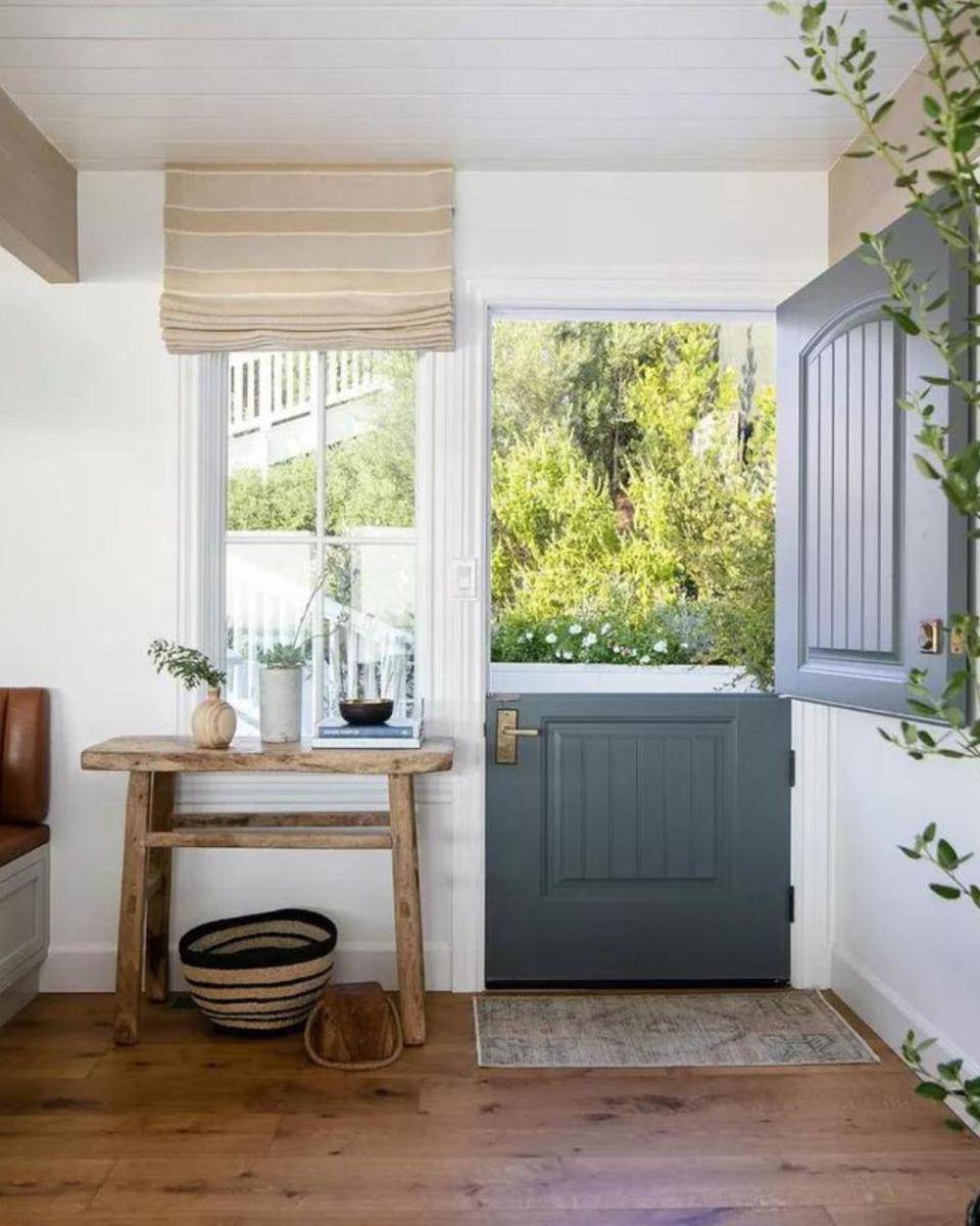 ilustrasi pintu utama untuk rumah minimalis (mydomaine.com)