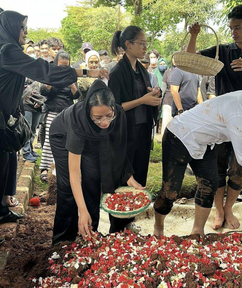 potret Kaneishia Yusuf di pemakaman kekasihnya (Instagram.com/kaneishiayusuf05)