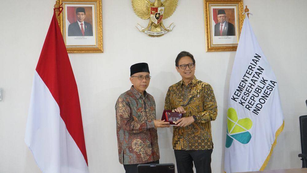 Menkes Budi Gunadi Sadikin (kanan) dan Rektor ITERA I Nyoman Pugeg Aryantha. (IDN Times/Istimewa)