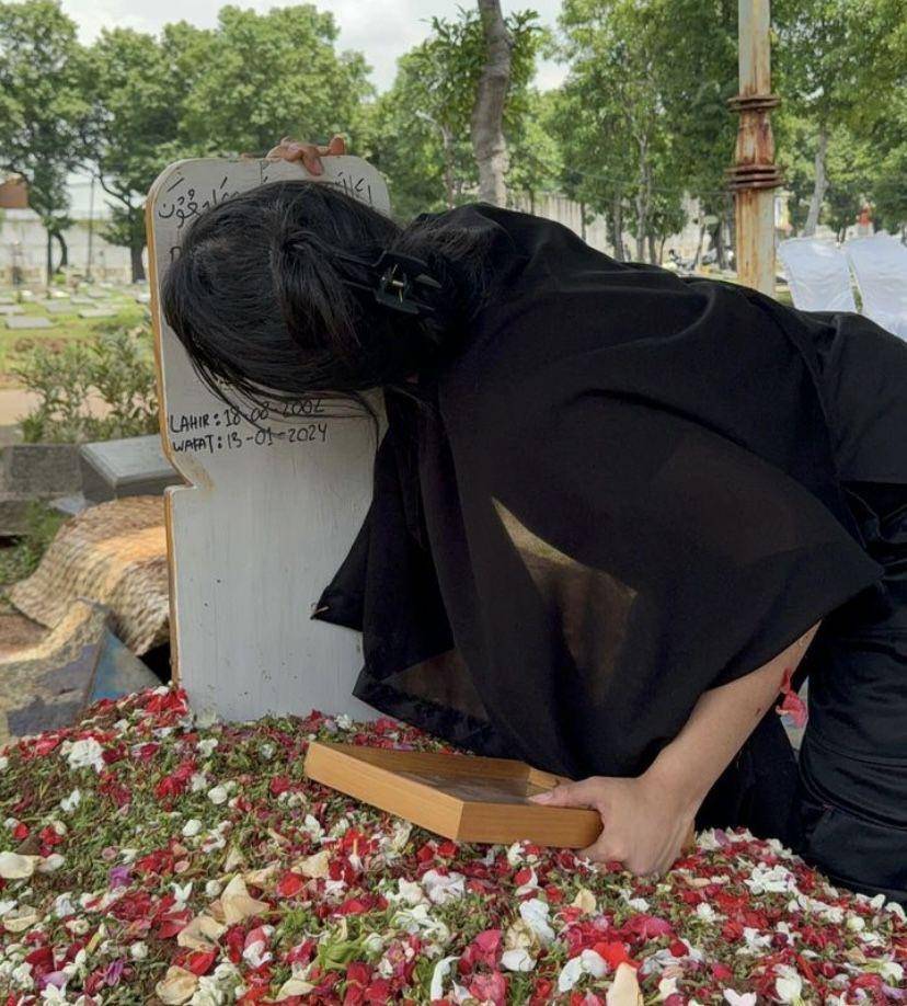 potret Kaneishia Yusuf di pemakaman kekasihnya (Instagram.com/kaneishiayusuf05)