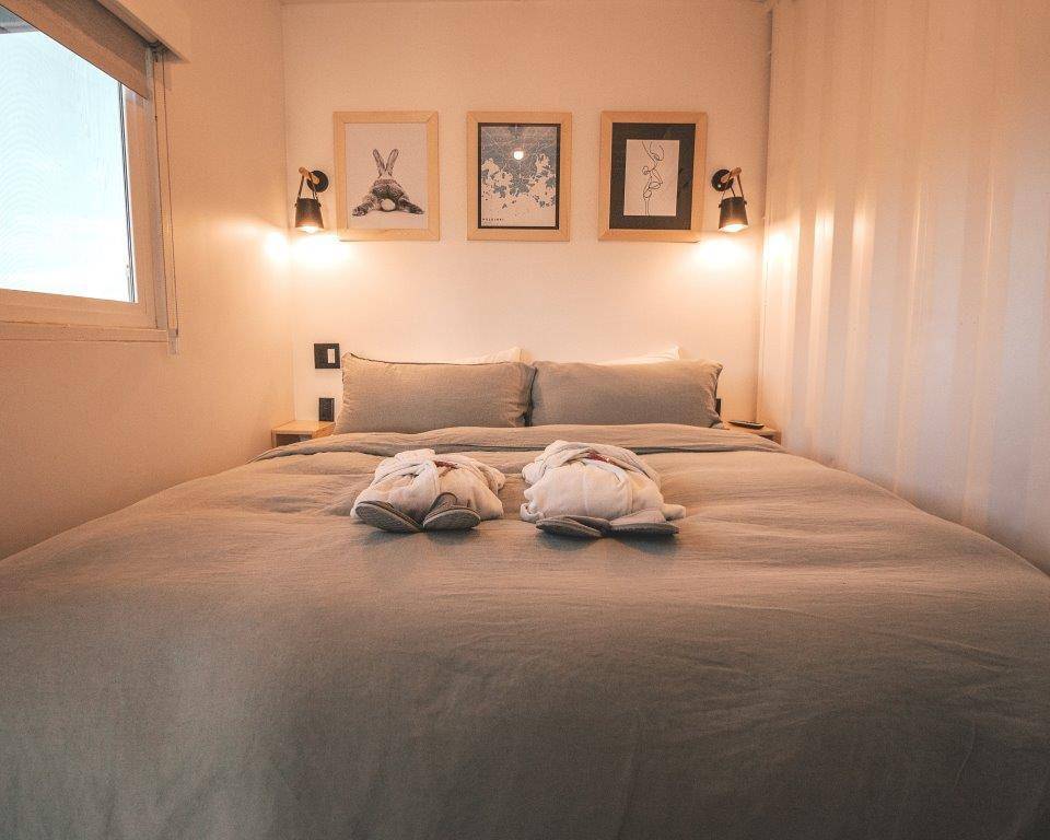 ilustrasi lampu kamar tidur berwarna kuning (unsplash.com/Erick Palacio)
