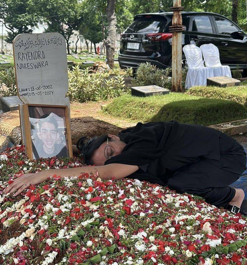 potret Kaneishia Yusuf di pemakaman kekasihnya (Instagram.com/kaneishiayusuf05)
