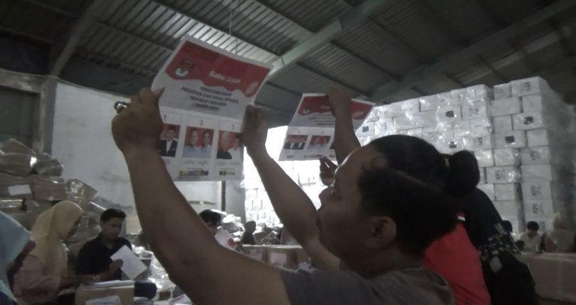 KPU Medan kebut penyortiran dan pelipatan suara di gedung logistik (Dok. Dodi for IDN Times)