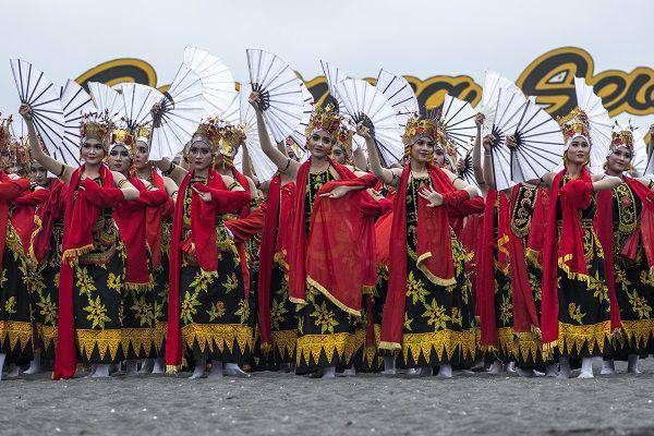 Pertunjukan Gandrung Sewu Festival (commons.wikimedia.org/Candra Firmansyah)