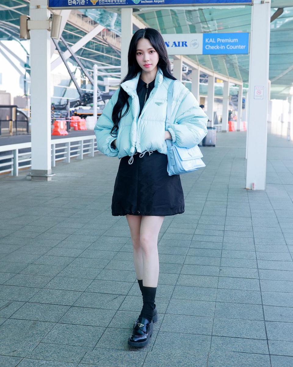 Karina aespa di Bandara Incheon untuk terbang ke Prada FW24 Menswear Fashion Show