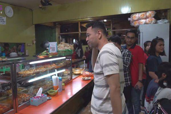 Raffi Ahmad makan di warteg (YouTube.com/Rans Entertainment)
