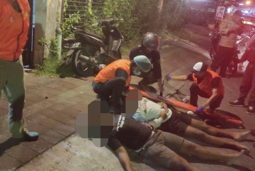 Evakuasi korban pengeroyokan di Denpasar Barat (Dok.IDN Times/istimewa)