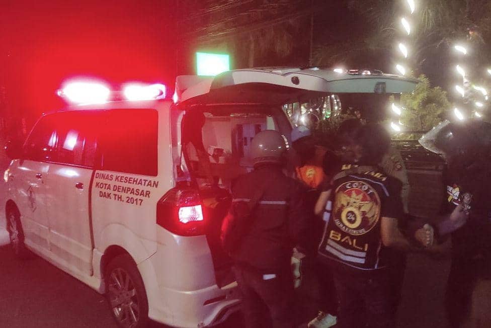 Evakuasi korban pengeroyokan di Denpasar Barat (Dok.IDN Times/istimewa)