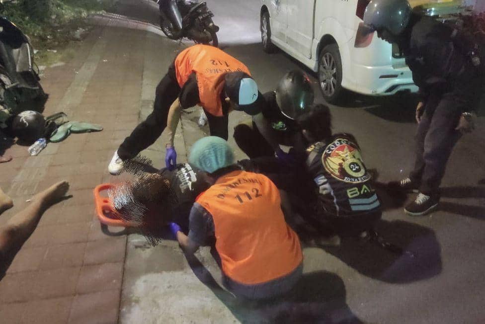 Evakuasi korban pengeroyokan di Denpasar Barat (Dok.IDN Times/istimewa)