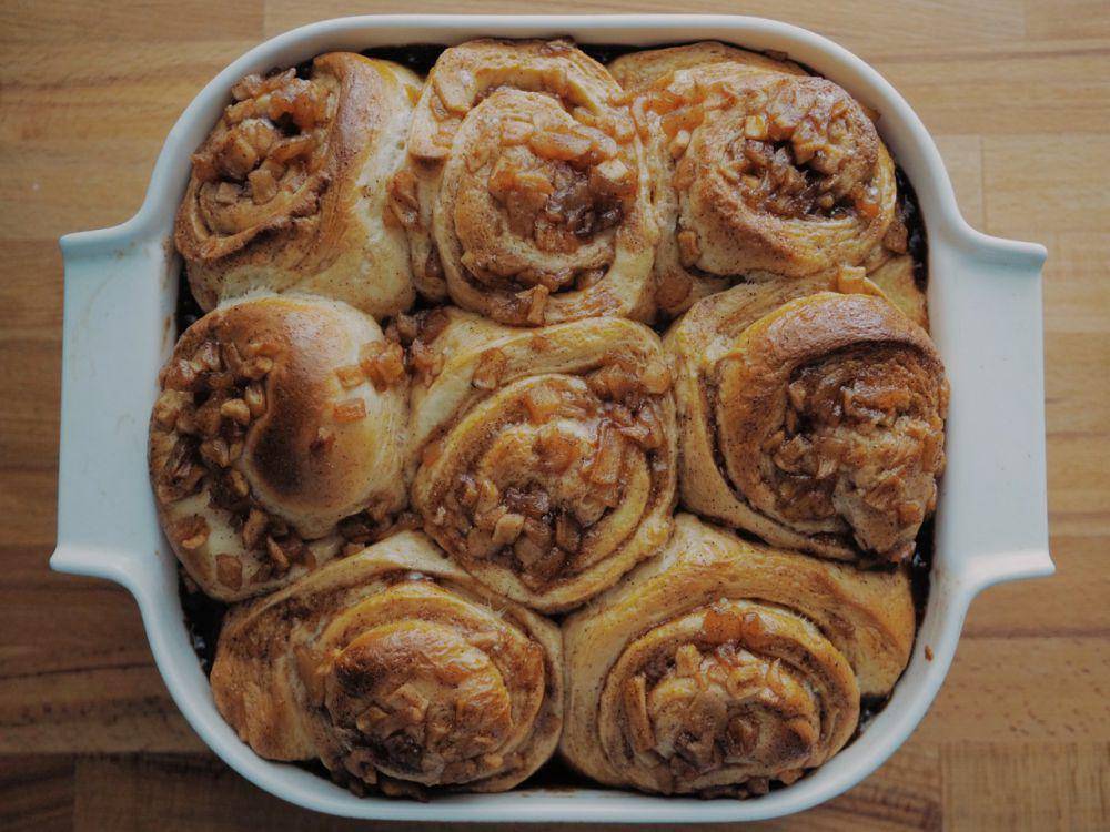 cinnamon roll dalam loyang keramik (pixabay.com/Ekaterina Fedosova)