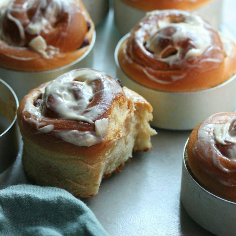 cinnamon roll dalam individual round pan (unsplash.com/Megumi Nachev)