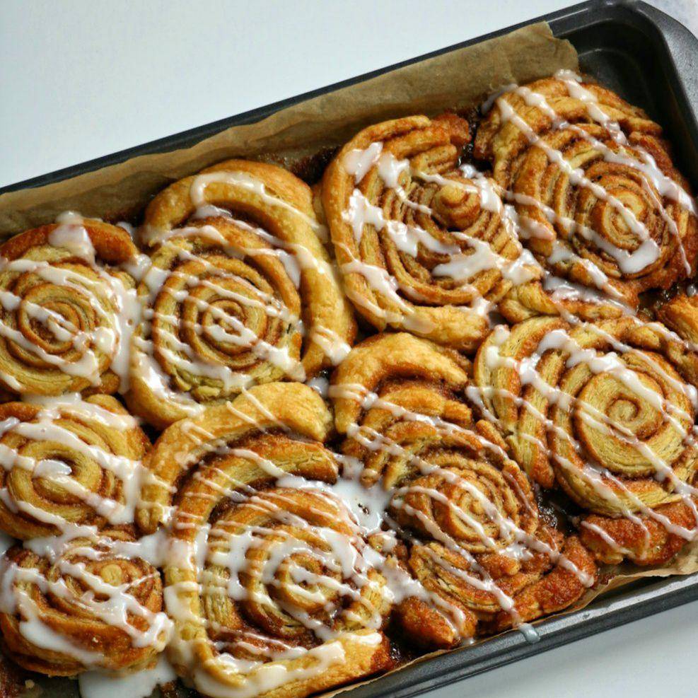 cinnamon roll dalam sheet pan (unsplash.com/Anisa Cakesandbakes)